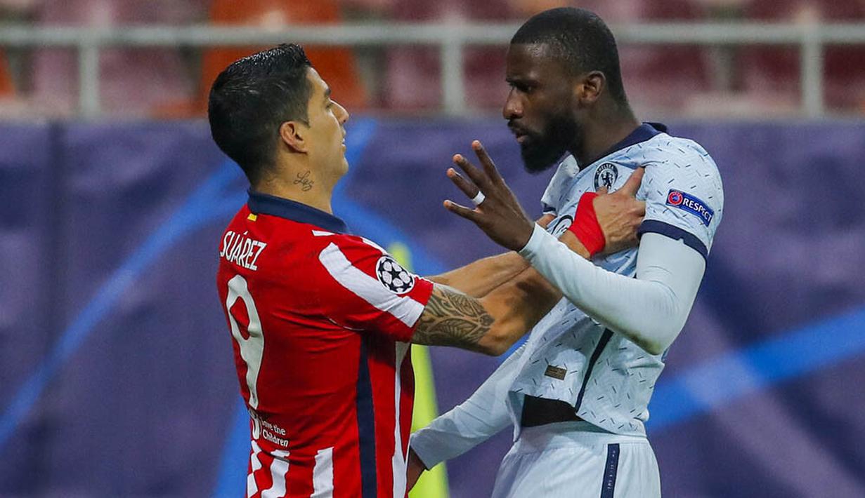 Striker Atletico Madrid, Luis Suarez, bersitegang dengan bek Chelsea, Antonio Rudiger, pada laga Liga Champions di Arena Nationala, Rumania, Rabu (24/02/2021). Chelsea menang dengan skor 1-0. (AP/Vadim Ghirda)