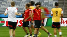 Jelang berlaga kontra Brasil di semifinal Piala Dunia 2014, Timnas Jerman menggelar latihan ringan di Stadion Mineirao, Belo Horizonte (7/7/2014). (REUTERS/Kai Pfaffenbach)