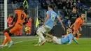 Pemain Inter Milan, Lautaro Martinez (kanan) mencetak gol pertama timnya ke gawang Lazio pada laga lanjutan Liga Italia 2023/2024 di Olympic Stadium, Roma, Italia, Senin (18/12/2023) dini hari WIB. (AFP/Andreas Solaro)