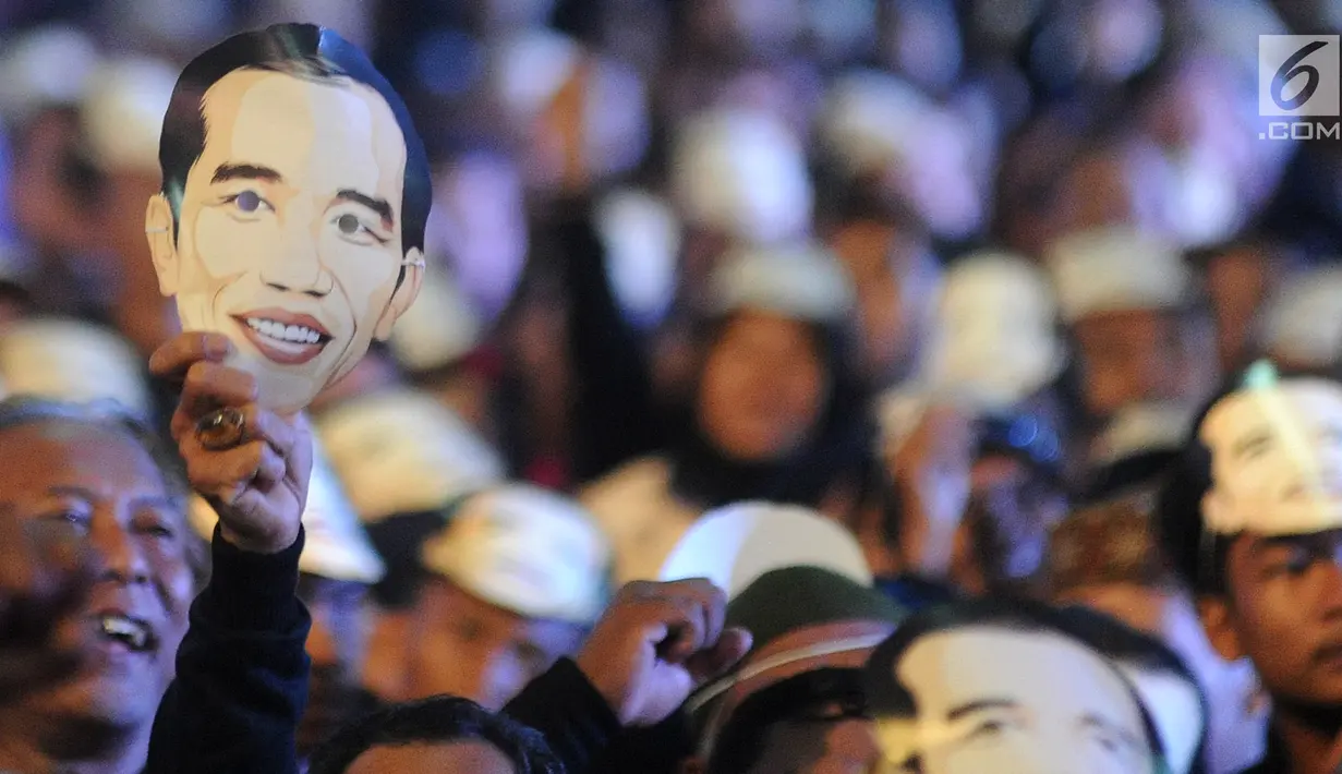 Relawan mengangkat topeng Jokowi saat menghadiri deklarasi dukungan pemenangan Jokowi- Ma’ruf di Kawasan Pergudangan Olympic Bogorindo Sentul, Bogor, Jawa Barat, Selasa (27/11). (merdeka.com/Arie Basuki)