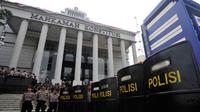 Kondisi suasana gedung Mahkamah Konstitusi saat ini masih Kondusif tidak ada aktivitas para simpatisan yang berorasi.