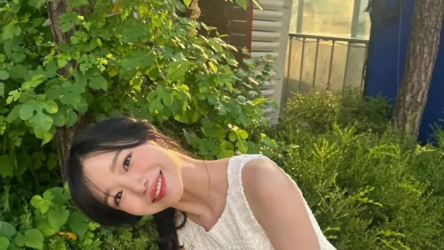 Potret Jo Yuri Eks IZ*ONE Pemeran Jung Hee di Squid Game 2 dengan Makeup Minimalis. (instagram/zo__glasss)