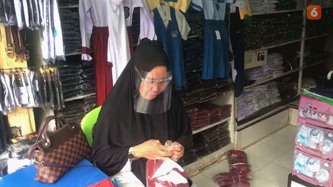 penjual seragam sekolah di pasar Bambaru, Palu