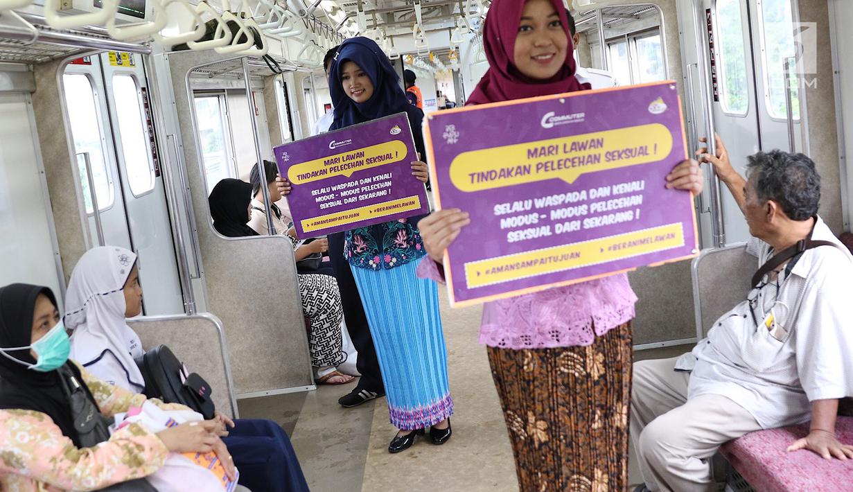 Petugas PT KCI mengenakan kebaya saat sosialisasi pencegahan pelecehan seksual di KRL, Jakarta, Jumat (20/4). Kegiatan ini bertujuan memberi pemahaman kepada pengguna KRL untuk menghindari segal bentuk pelecehan seksual. (Liputan6.com/Immanuel Antonius)