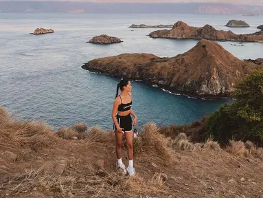 Alyssa Daguise memakai sport wear untuk menikmati keindahan Pulau Padar. (Foto: Instagram/ alyssadaguise)