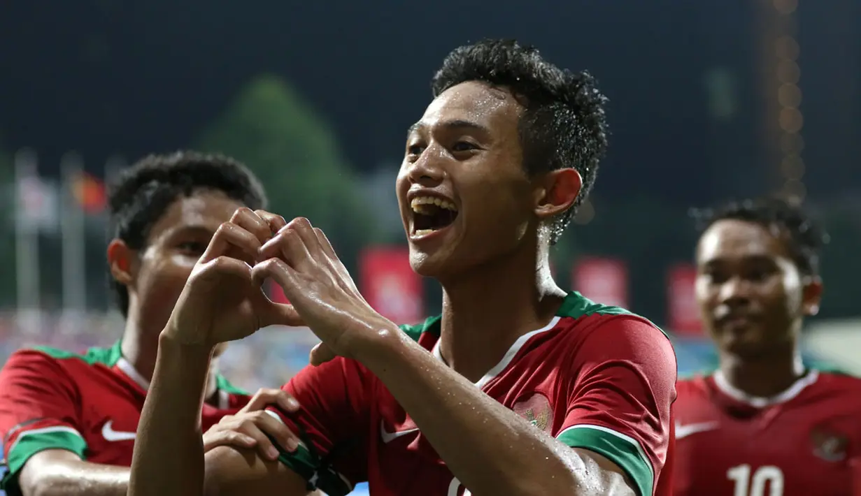 Ekspresi pemain Indonesia U-23, Muchlis Hadi Ning Syaifulloh, mencetak gol keempat ke gawang Kamboja U-23. (Bola.com/Arief Bagus)