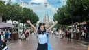 Libur ke Disneyland, Marsha Aruan memilih tampil santai mengenakan atasan kaos putih lengan pendek dipadukan celana pendek dan sneakersnya. [@aruanmarsha]