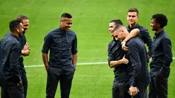 Pemain Juventus Cristiano Ronaldo (tengah) bercanda dengan Merih Demiral saat mengunjungi Stadion Wanda Metropolitano, Madrid, Spanyol, Selasa (17/9/2019). Juventus akan menghadapi Atletico Madrid pada laga Grup D Liga Champions. (OSCAR DEL POZO/AFP)