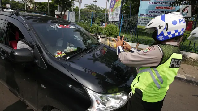 Polisi Tilang Kendaraan Pribadi yang Pasang Rotator