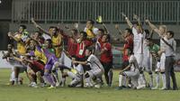 Para pemain Bali United Melakukan selebrasi usai berhasil mengalahkan PS TNI pada laga lanjutan liga 1 di Stadion Pakansari, Bogor, Senin (10/7/2017). Bali United menang 4-3 atas PS TNI. (Bola.com/M Iqbal Ichsan)