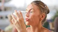 ilustrasi mengonsumsi air putih bisa membuat wajah cerah/pexels