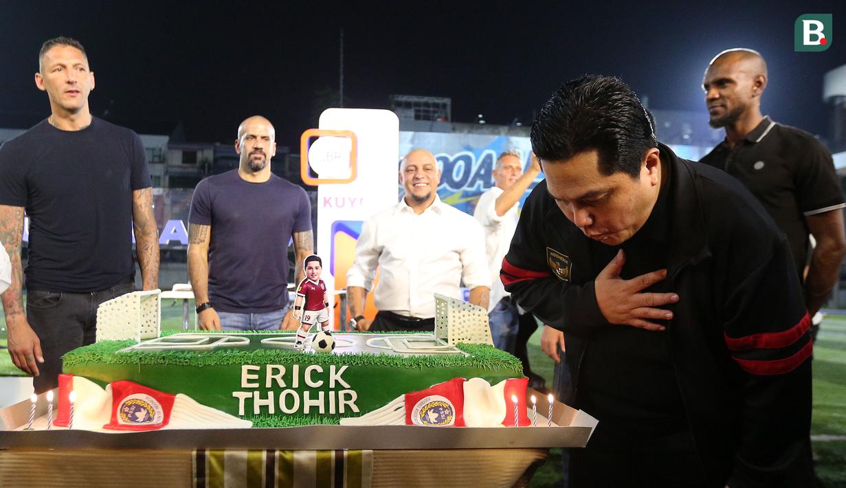 <p>Ketua Umum PSSI, Erick Thohir merayakan ulang tahun ditemani sejumlah legenda sepak bola dunia saat kegiatan BRImo Future Garuda di Lapangan BRILiaN Stadium, Jalan Fatmawati Raya, Jakarta, Selasa (30/05/2023). (Bola.com/Bagaskara Lazuardi)</p>