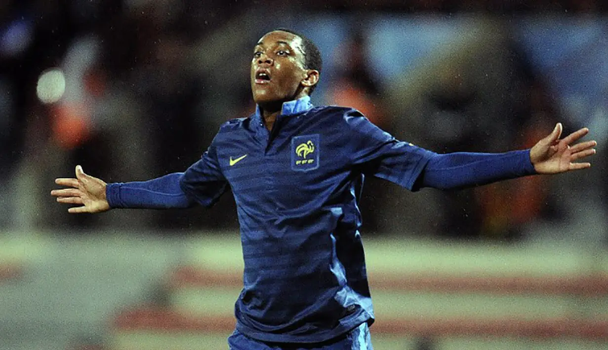 Anthony Martial merayakan gol yang dicetak ke gawang Armenia pada laga penyisihan Piala Eropa 2015 U-21 di Stadion Toulouse, Prancis, Kamis (14/11/2015). Martial mencetak gol pada debutnya bersama timnas senior Prancis. (AFP Photo/Pascal Pavani)