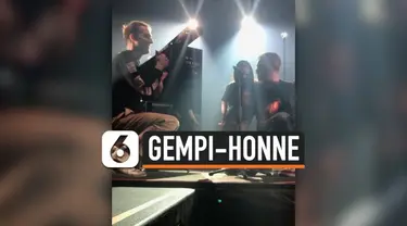 Gempita Nora Marten batal tampil bareng Honne saat konser. Meski demikian keduanya sempat bernyanyi bersama sebelum konser dimulai.