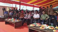 Menko Kemaritiman Luhut Binsar Pandjaitan dan Menperin Airlangga Hartarto melakukan peletakan batu pembangunan pabrik komponen utama lithium battery milik PT Indonesia Morowali Industrial Park (IMIP), di Fatufia, Bahodopi, Morowali.