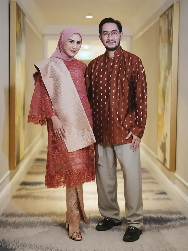7 Model Kebaya Syahnaz Sadiqah, Inspirasi Busana Anggun ala Istri Pejabat