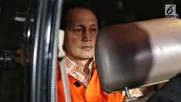 Direktur Teknologi dan Produksi PT Krakatau Steel Wisnu Kuncoro memakai rompi tahanan usai menjalani pemeriksaan di Gedung KPK, Jakarta, Sabtu (23/3). Wisnu Kuncoro ditahan selama 20 hari dan disangkakan melanggar UU No 20/2001  tentang Pemberantasan Tipikor. (Liputan6.com/Johan Tallo)