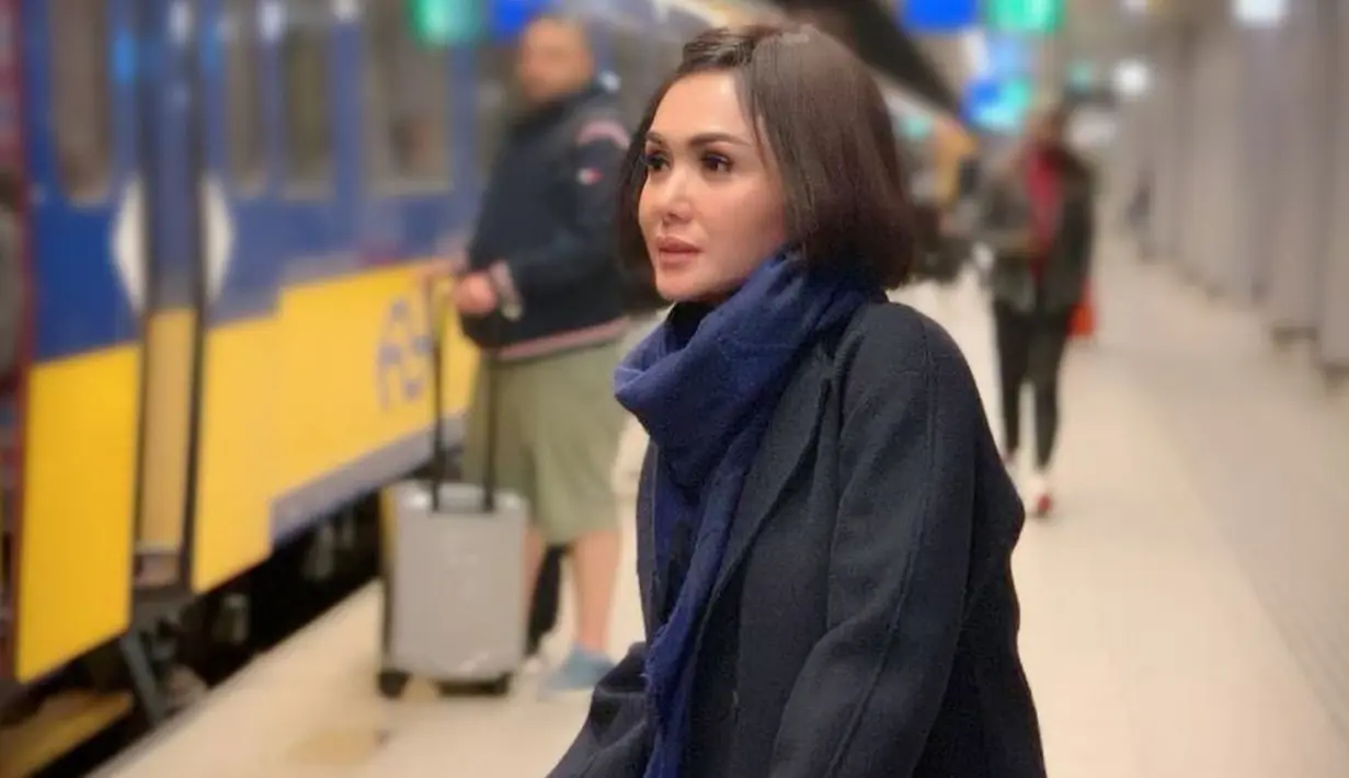 Gaya OOTD Yuni Shara dengan busana serba hitam sering kali tuai pujian netizen. Pasalnya, wanita kelahiran 3 Juni 1972 ini dinilai tetap terlihat awet muda dengan busana yang digunakan. (Liputan6.com/IG/@yunishara36)