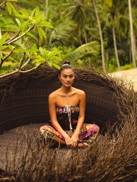 Di tengah rapatnya jadwal manggung dan syuting, penyanyi kelahiran Jakarta, 1 Juli 1986 ini meluangkan waktu untuk berlibur. Tak perlu liburan fantastis. Menatap panorama sawah hijau yang menyejukkan membuat Agnez Mo bahagia. (Liputan6.com/IG/@agnezmo)