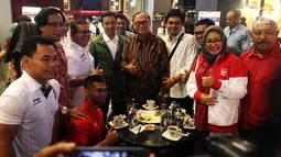 Menpora Imam Nahrawi foto bersama dengan Dua Atlet peraih medali dan official dalam acara Energi Indonesia untuk Asia dan Dunia, di Jakarta, Rabu (12/9). Acara digelar di Jakarta, Lombok dan Palembang (Liputan6.com/Johan Tallo)