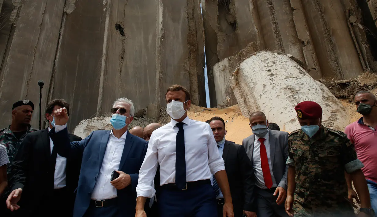 Presiden Prancis Emmanuel Macron (tengah) mengunjungi lokasi ledakan yang menghancurkan di pelabuhan Beirut, Lebanon, Kamis (6/8/2020). Presiden Macron tiba di Beirut untuk menawarkan bantuan Prancis ke Lebanon setelah ledakan besar yang meluluhlantakkan Kota Beirut. (AP Photo/Thibault Camus, Pool)