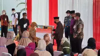 Wakil Presiden (Wapres) Ma'ruf Amin menyerahkan bantuan sosial untuk masyarakat Nusa Tenggara Barat (NTB) di Kantor Dinas Sosial NTB.