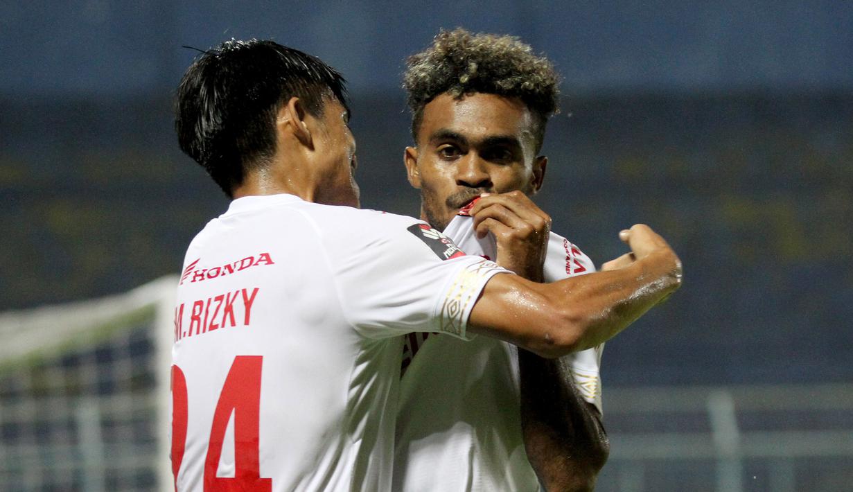 Yakob Sayuri. Pemain berusia 23 tahun yang bersinar bersama PSM Makassar di Piala Menpora 2021 lalu akan diberdayakan oleh pelatih Shin Tae Young di sisi sayap kanan dengan kecepatan belarinya. Alternatif lainnya, ia akan diplot sebagai striker bayangan seperti di PSM. (Bola.com/Arief Bagus)