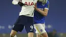 Penyerang Tottenham Hotspur, Gareth Bale melompat saat berebut bola dengan bek Brighton & Hove Albion, Adam Webster dalam pekan ke-21 Liga Inggris di Amex Stadium pada Senin (1/2/2021) dini hari WIB. Brighton taklukkan Tottenham Hotspur dengan skor 1-0. (Andrew Boyers/Pool via AP)