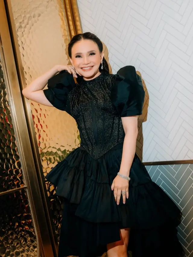 Inspirasi Model Dress Hitam ala Rossa