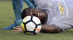 Kemenangan 3-0 MU saat bersua Olympiakos di Liga Champions 2014, harus ditebus dengan cedera Antonio Valencia. Valencia mengalami bengkak pada kelopak mata kirinya setelah berbenturan dengan lawan di menit ke-15. Hebatnya, ia tetap bermain dan baru diganti pada menit ke-77. (AFP/Brendan Simalowski)