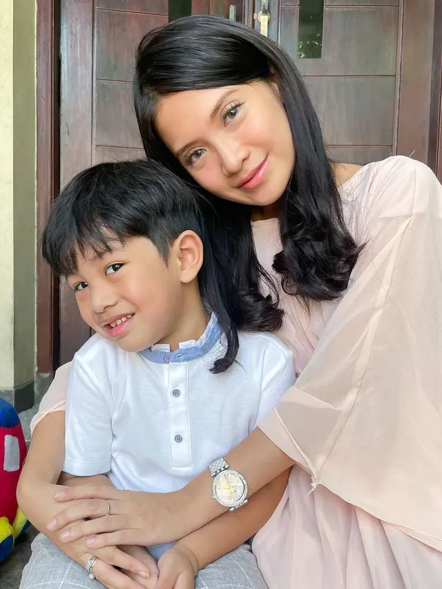Jadi Single Mom Tangguh, Ini 7 Potret Terbaru Vinessa Inez dan Buah Hati