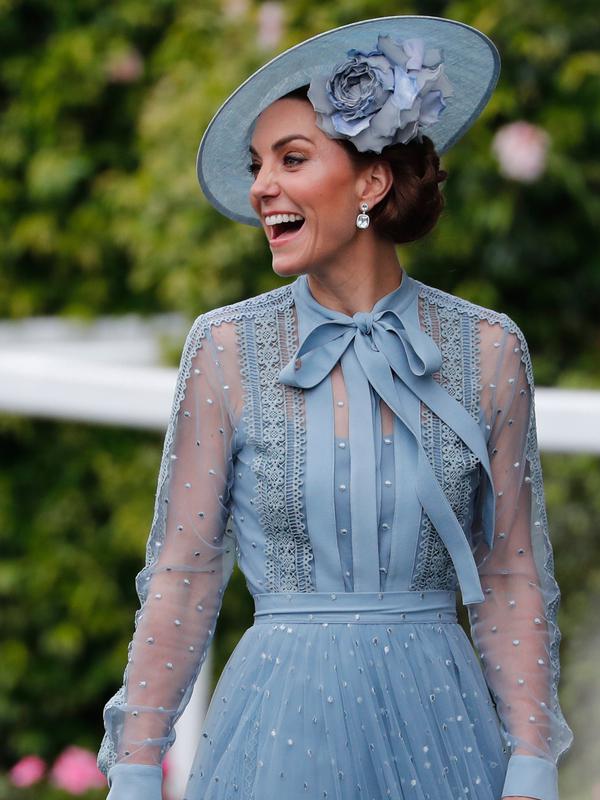 Duchess of Cambridge Kate Middleton tersenyum saat menghadiri ajang pacuan kuda Royal Ascot di Ascot, Inggris, Selasa (18/6/2019). (AP Photo/Alastair Grant)