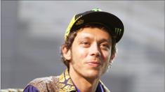 Valentino Rossi hadir di Bali untuk peluncuran 2 motor baru Yamaha. Pada acara ini ia hadir dengan kemeja batik yang digabung dengan warna biru khas Yamaha Factory Racing.