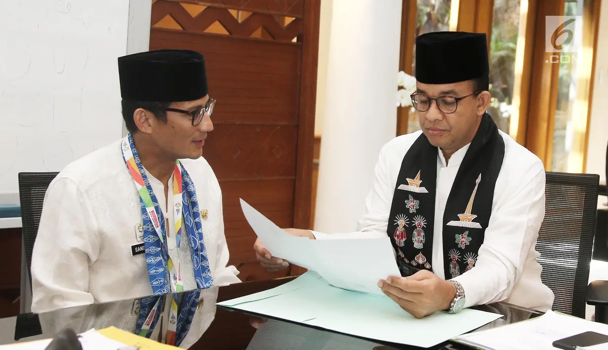Sandiaga Uno saat menyerahkan surat pengunduran diri sebagai Wakil Gubernur DKI Jakarta kepada Gubernur Anies Baswedan di Balai Kota Jakarta, Jumat (10/8). Sandiaga mundur karena maju sebagai Cawapres Prabowo Subianto (Liputan6.com/Herman Zakharia)