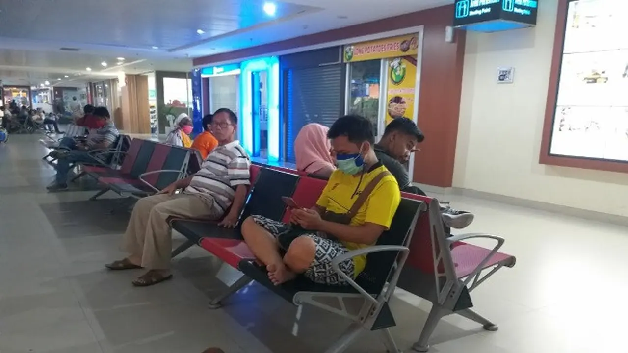 Suasana ruang tunggu di Bandara Pekanbaru menunggu penerbangan ke Jakarta.
