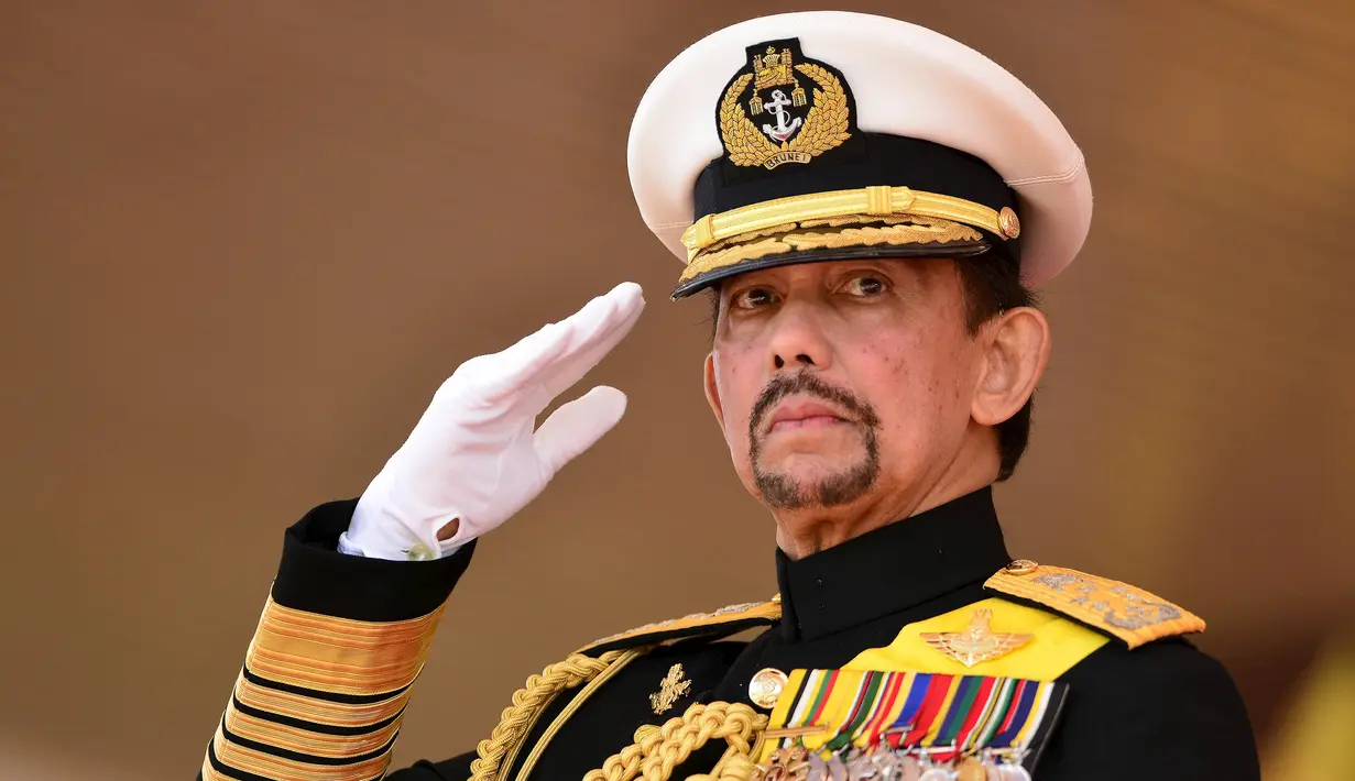 Sultan Brunei, Hassanal Bolkiah memberi hormat saat perayaan ulang tahunnya yang ke-69 di Istana Nurul Iman, Sabtu (15/8/2015). Perayaan itu sempat ditunda dari 15 Juli menjadi 15 Agustus karena bulan Ramadan. (REUTERS/Ahim Rani)