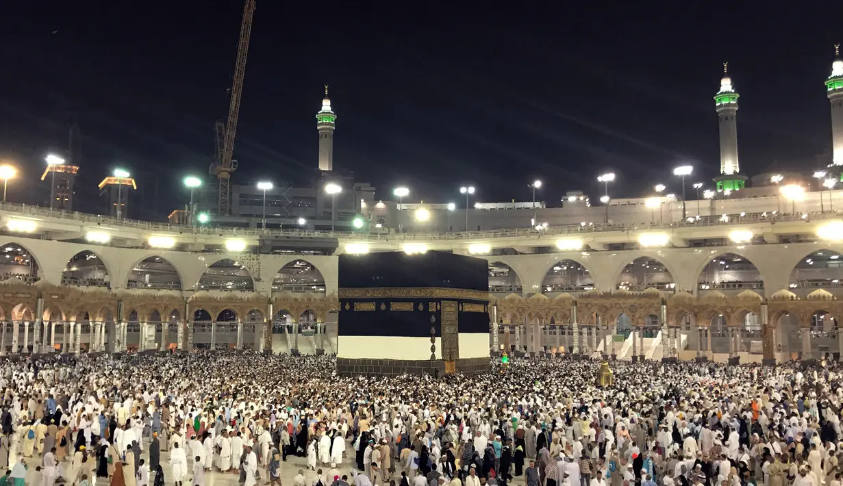 Umat muslim mengelilingi Kabah saat melakukan ibadah haji di Masjidil Haram, Mekah, Arab Saudi (28/8). Umat Muslim dari berbagai negara setiap tahunnya melaksanakan ibadah haji pada tanggal 8-12 Dzulhijjah. (AP Photo / Khalil Hamra)