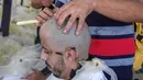 Jemaah haji mencukur rambut kepala atau tahalul usai melaksanakan lempar jumrah, Mina, Arab Saudi, Minggu (11/8/2019). Tahalul dilakukan sekurang-kurangnya setelah lewat tanggal 10 Zulhijah. (FETHI BELAID/AFP)
