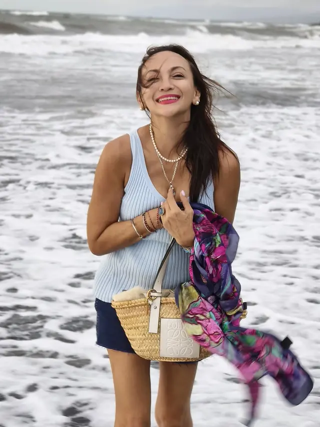 Potret Gladys Suwandhi Healing di Pantai (credit: instagram/gladys_suwandhi)