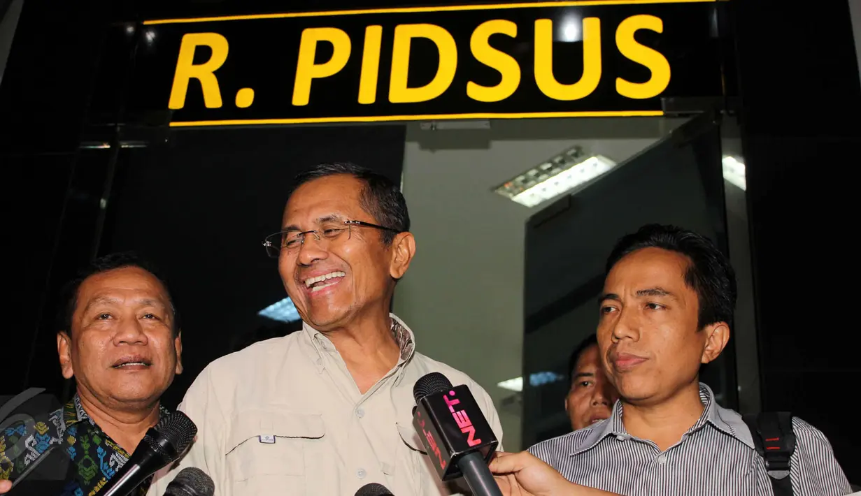 Mantan Menteri BUMN Dahlan Iskan dikawal petugas usai menjalani pemeriksaan di Kejaksaan Tinggi DKI Jakarta, Kamis (4/6/2015). Dahlan diperiksa sebagai saksi terkait pembangunan PLTU di Pulan Jawa, Bali dan NTB.(Liputan6.com/Helmi Afandi)
