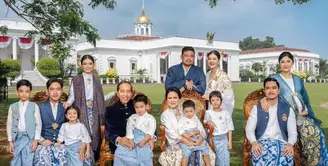Sebelum lengser, Presiden Jokowi dan keluarganya termasuk para mantu dan cucu berfoto di depan istana negara di Bogor. Tampak Erina Gudono pun masih dalam keadaan hamil saat foto ini diambil oleh Rio Motret. [@riomotret]