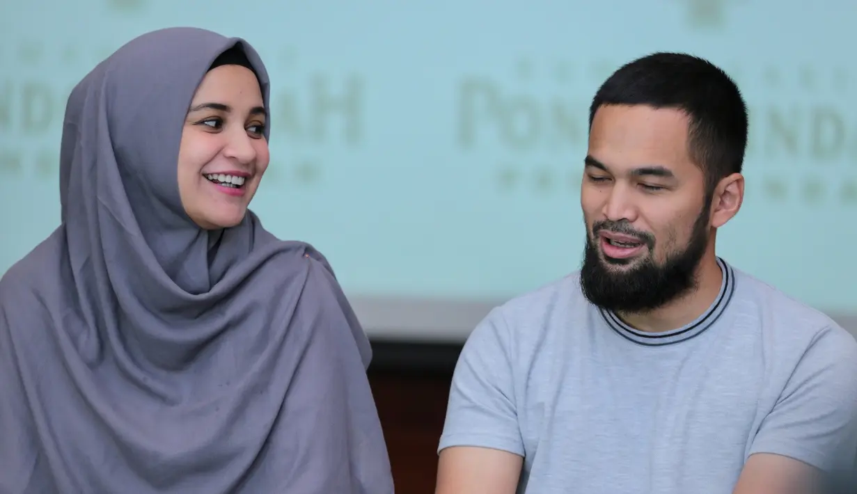 Teuku Wisnu dan Shireen Sungkar saat menggelar jumpa pers Kamis (19/4/2018). Pasangan yang tengah berbahagia itu menceritakan proses kehadiran anak ketiganya. (Adrian Putra/Bintang.com)