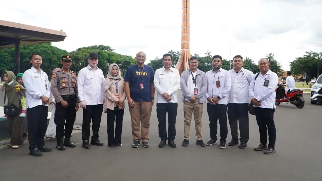 Pejabat Kementerian Koordinator Bidang Politik dan Keamanan (Kemenko Polkam) meninjau tempat rekreasi saat libur Lebaran 2025