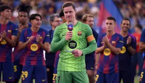 Kiper Barcelona asal Jerman, Marc-Andre Ter Stegen, menyampaikan pidato sebelum pertandingan Piala Joan Gamper ke-60 antara FC Barcelona dan Como 1907 di Stadion Johan Cruyff, Barcelona, pada 10 Agustus 2025. (Josep LAGO/AFP)