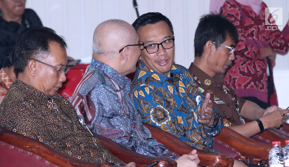 Menpora Imam Nahrawi bersama Kepala Badan Kepegawaian Negara, Bima Haria Wibisana jelang menyerahkan SK CPNS kepada atlet berprestasi di Wisma Kemenpora, Jakarta, Selasa (2/4). Sebanyak 286 atlet menerima SK pengangkatan sebagai CPNS di lingkungan Kemenpora. (Liputan6.com/Helmi Fithriansyah)