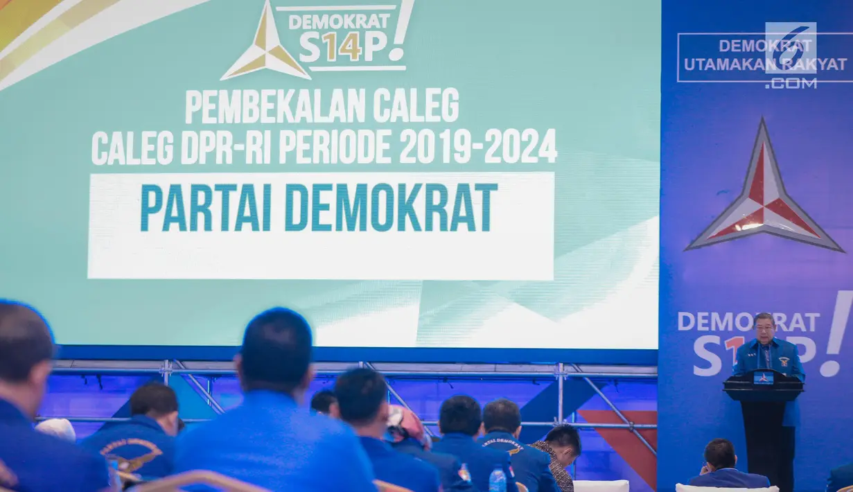 Ketua Umum Partai Demokrat Susilo Bambang Yudhoyono (SBY) saat membuka Pembekalan Caleg Partai Demokrat di Jakarta, Sabtu (10/11). Dalam pidatonya, SBY menyoroti masalah politik identitas. (Liputan6.com/Faizal Fanani)