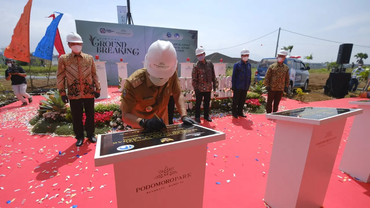 Groundbreaking Sekolah dan Masjid Al Azhar di  Podomoro Park Bandung, Jawa Barat.