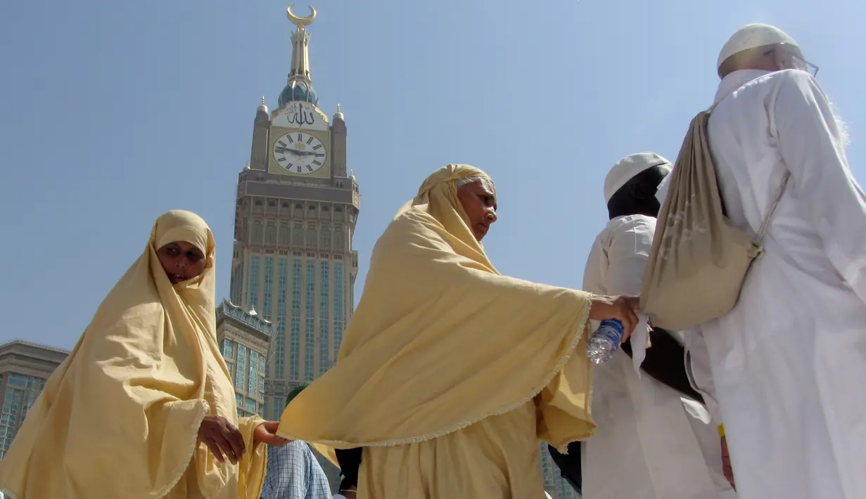 Umat muslim berdoa ketika mereka mengelilingi Kakbah di Masjid al-Haram menjelang puncak pelaksanaan ibadah haji di kota suci Makkah, Arab Saudi pada Senin (5/8/2019). Ibadah haji menjadi pertemuan tahunan umat manusia terbesar di dunia.  (AP Photo/Amr Nabil)