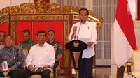 Presiden Joko Widodo atau Jokowi memberi keterangan saat memimpin rapat sidang kabinet paripurna membahas RAPBN Tahun 2018 di Istana Negara, Senin (24/7). (Liputan6.com/Angga Yuniar)