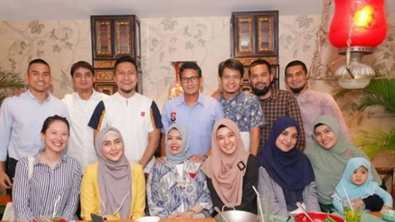 Penampilan Kasual Sandiaga Uno Saat Makan Bareng Sejumlah Artis
